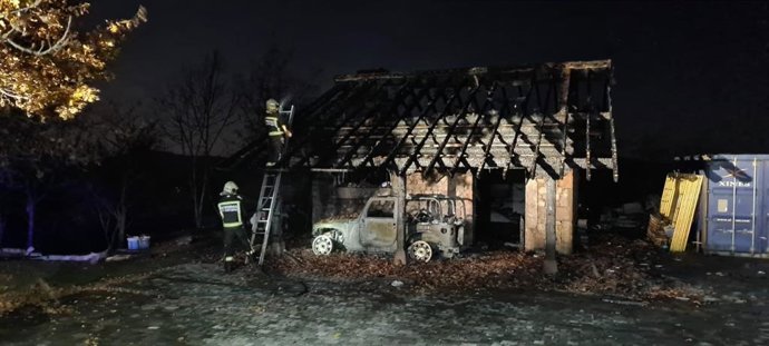 Bomberos extinguen un incendio en una vivienda y dos vehículos en Argomilla de Cayón.