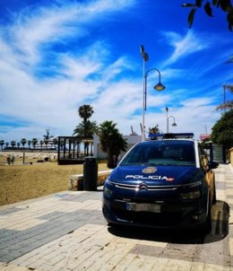 Coche Policía Nacional en paseo marítimo junto a playa Málaga