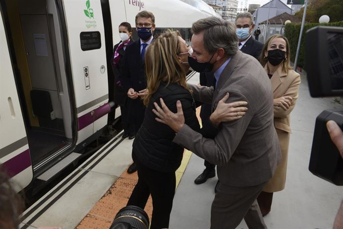 La ministra de Transportes, Movilidad y Agenda Urbana, Raquel Sánchez, saluda a su llegada a la estación de Ourense tras efectuar un viaje por el nuevo tramo de alta velocidad Pedralba de la Pradería-Ourense, en la estación Orense-Empalme, a 22 de novie