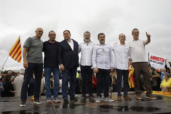 Archivo - (I-D) El exconseller Raül Romeva, el exconseller Josep Rull; el exvicepresidente de la Generalitat Oriol Junqueras; el presidente de mnium Cultural, Jordi Cuixart; el secretario de Junts, Jordi Snchez; y los exconsellers Jordi Turull y Joaqu