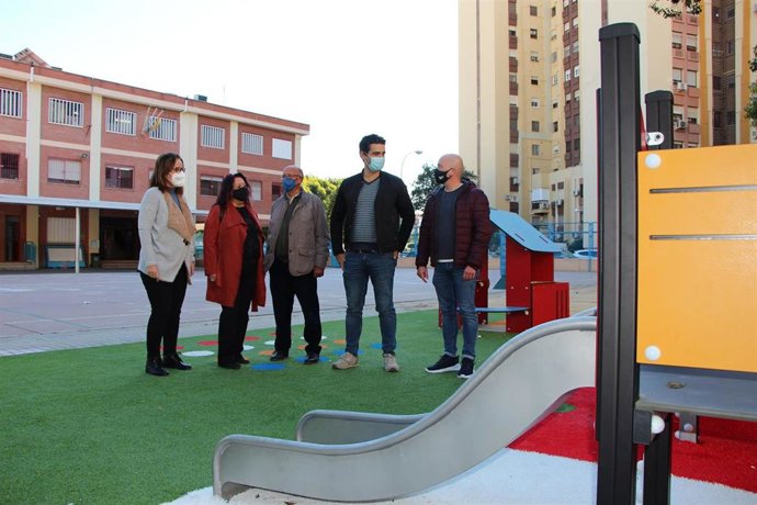 Encarnación Aguilar visita el espacio de recreo en el CEIP Rico Cejudo de Triana
