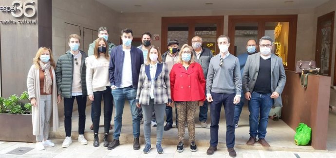 Jaume Soler, elegido nuevo presidente del PP de Sant Lloren des Cardassar, arropado por la presidenta del PP balear, Marga Prohens, y el presidente del PP de Mallorca, Lloren Galmés.