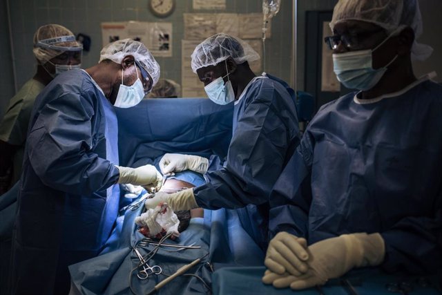 Archivo - The MSF surgery team in Bangassou is operating a patient who suffers from inguino-scrotal hernia, on January 29, 2021