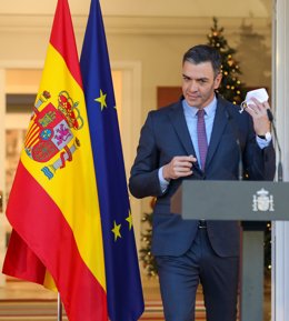 El president del Govern, Pedro Sánchez, a la seva arribada a una declaració institucional, en el Palau de la Moncloa aquest divendres 17 de desembre