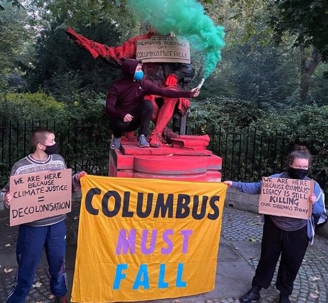 Activistas de Extinction Rebellion vandalizan la estatua de Colón en Belgrave Square en Londres