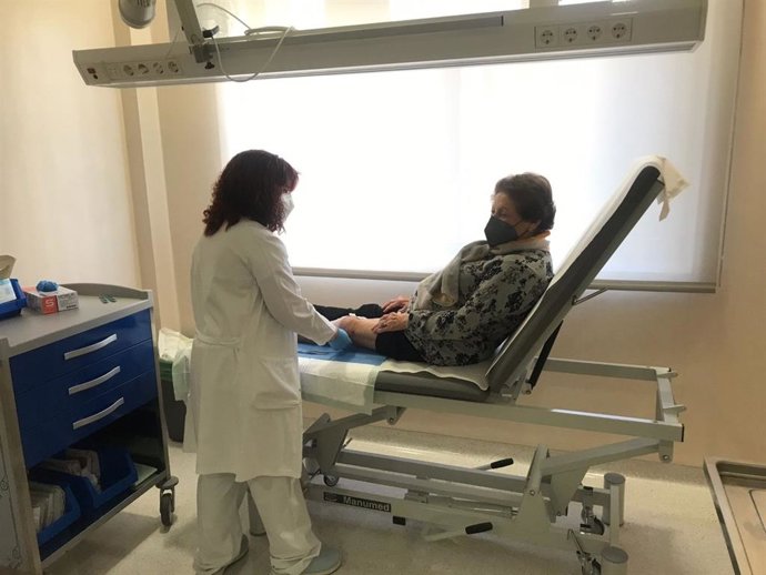 La enfermera Lorena Conesa Jiménez en la consulta de enfermería de heridas crónicas en el Hospital Santa Lucía atiende a una paciente.