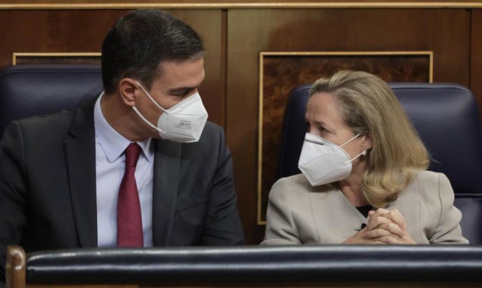 Archivo - El presidente del Gobierno, Pedro Sánchez (i); y la vicepresidenta primera y ministra de Asuntos Económicos y Transformación Digital, Nadia Calviño, conversan en una sesión de control al Gobierno en el Congreso