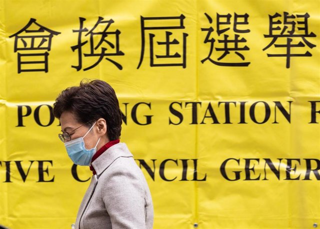 La jefa ejecutiva de Hong Kong, Carrie Lam, se dispone a votar en las elecciones locales de 2021 