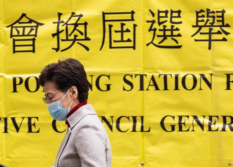 La jefa ejecutiva de Hong Kong, Carrie Lam, se dispone a votar en las elecciones locales de 2021