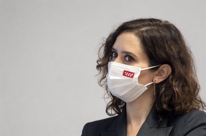 La presidenta de la Comunidad de Madrid, Isabel Díaz Ayuso, durante su visita al único sistema de radioterapia de precisión molecular guiada por resonancia magnética que existe en España, en el Hospital Carlos III, a 17 de diciembre de 2021