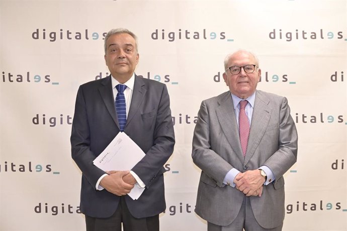 Archivo - El director general de DigitalEs, Víctor Calvo-Sotelo, y el presidente de la asociación, Eduardo Serra.