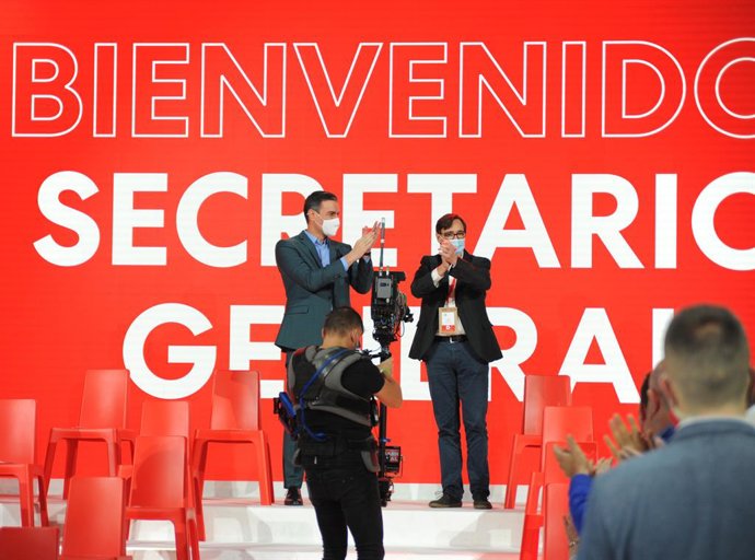 El president del Govern, Pedro Sánchez, i el primer secretari del PSC, Salvador Illa, al Congrés Extraordinari del PSC, a 19 de desembre de 2021, a Barcelona (Catalunya). En aquest esdeveniment es vota la Comissió Executiva, que estar formada per 54 pe
