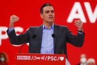 Sánchez pide "denunciar el acoso", defender la dignidad democrática y construir convivencia en las aulas