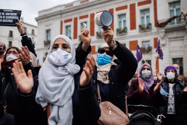 Varias mujeres protestan en una concentración que exige luz y contratos para la Cañada Real, en la Puerta del Sol, a 19 de diciembre de 2021, en Madrid (España).