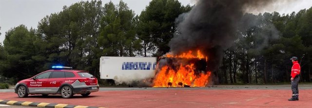 Imagen del incendio de un camión frigorífico en Valtierra