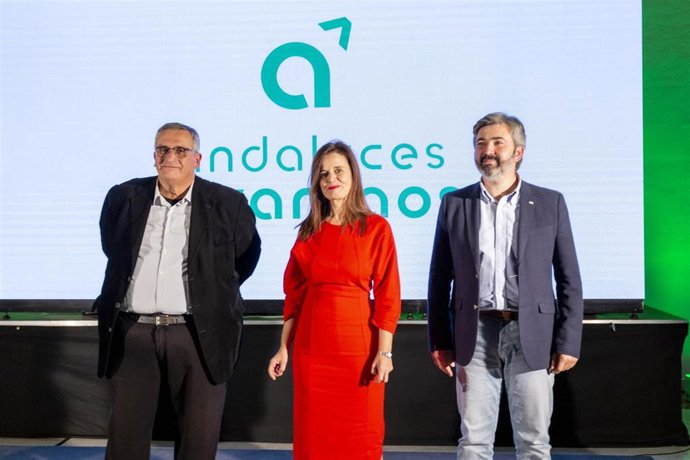 Los portavoces de Andaluces Levantaos, Esperanza Gómez por Más País Andalucía, Modesto González por Andalucía Por Sí (AxSí) y José Antonio Jiménez por Iniciativa del Pueblo Andaluz.
