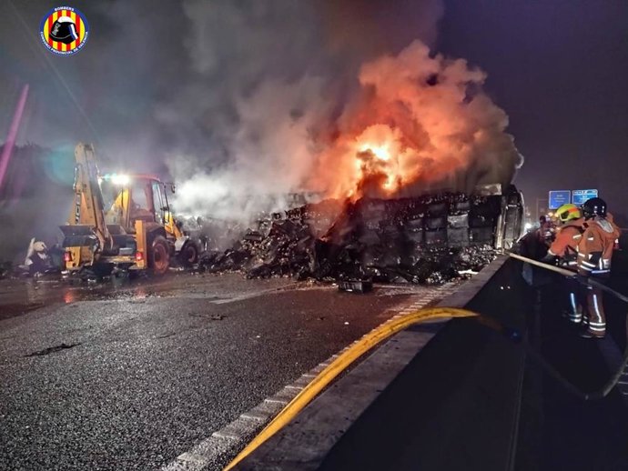 Sofocan el incendio de un camión tras accidentarse, volcar y quedar atravesado en la A-7