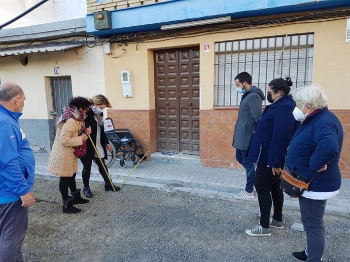 El portavoz de la coalición IU-Podemos en el Ayuntamiento visita unas obras en Bellavista.