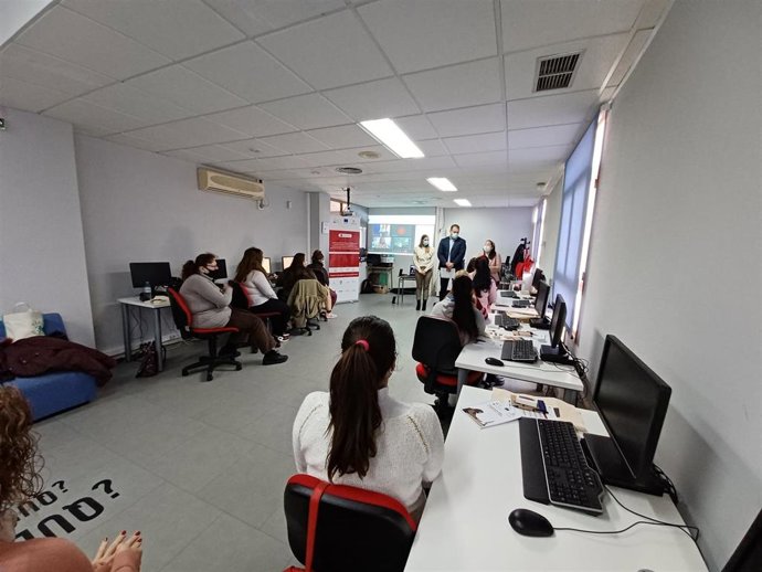 Diputación y FAMP impulsan la 'digitalización' de mujeres de Cuevas del Almanzora con Internisa