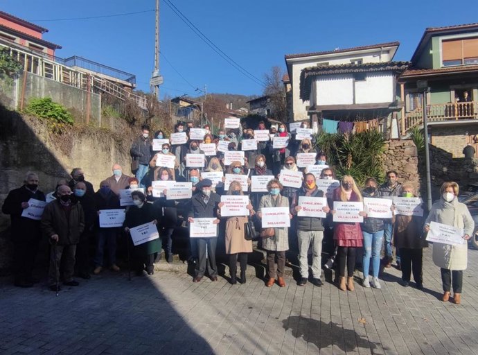 Concentración en Villallana en defensa del consultorio.