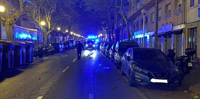 Imagen de la calle en la que ha muerto un motorista en un accidente múltiple en Badalona (Barcelona)
