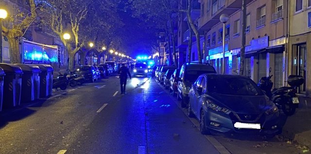 Imatge del carrer en la qual ha mort un motorista en un accident múltiple a Badalona (Barcelona)