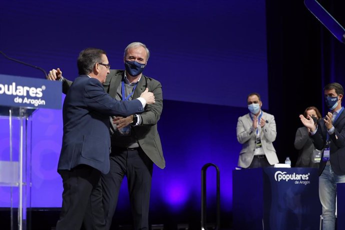 El portavoz parlamentario de Aragón, y expresidente del PP Aragón, Luis María Beamonte, y el nuevo presidente del partido, Jorge Azcón, en el XIV Congreso Autonómico del PP de Aragón.