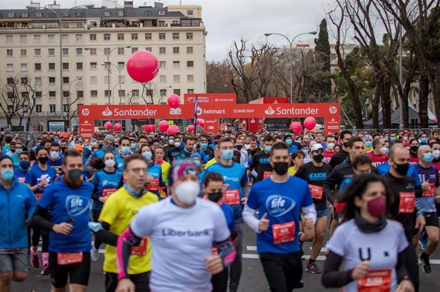 Más de 10.000 personas recorren el centro de Madrid en la Carrera de las Empresas by Santander