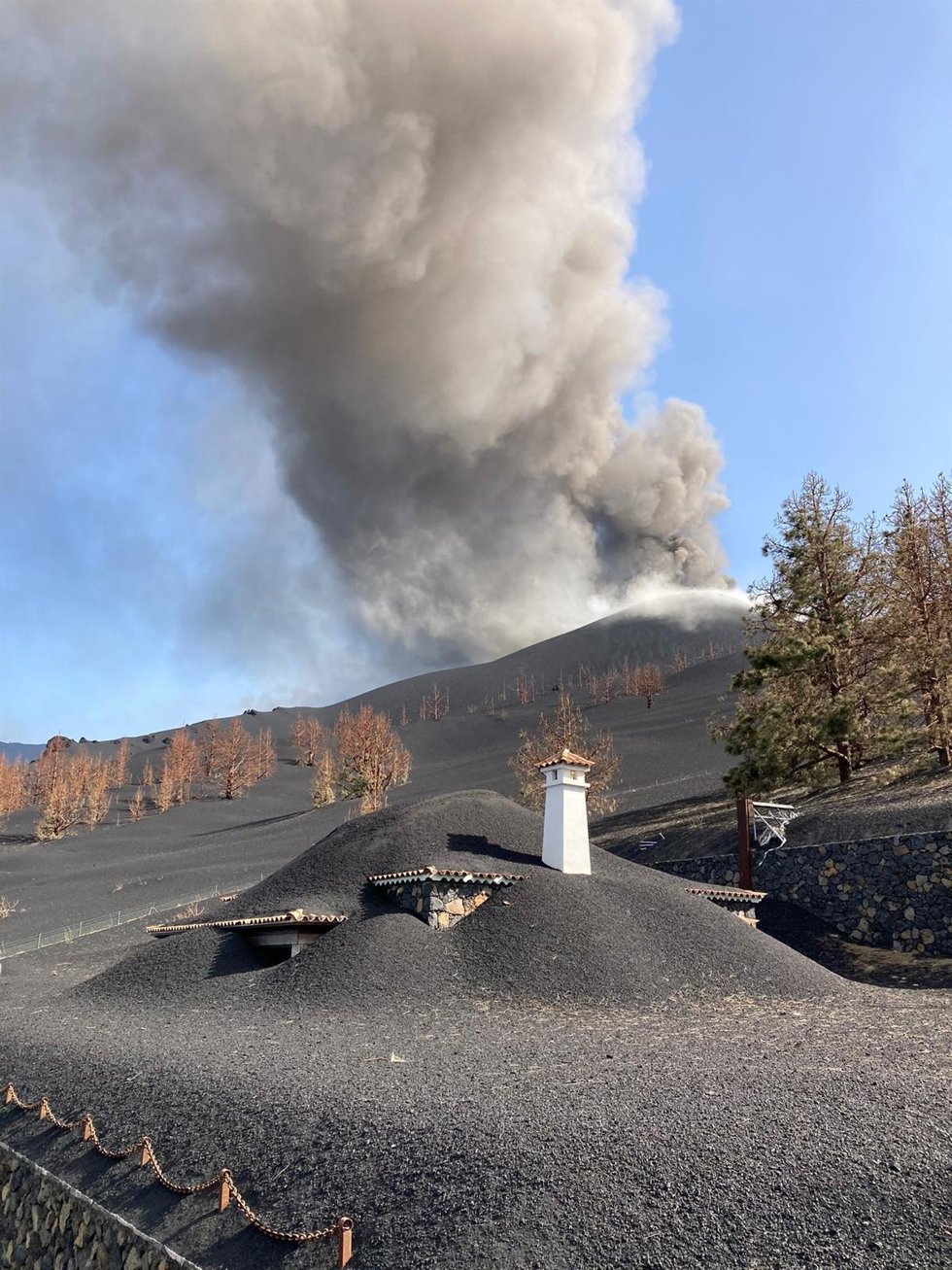 Archivo - La ceniza del volcán de La Palma cubre una vivienda