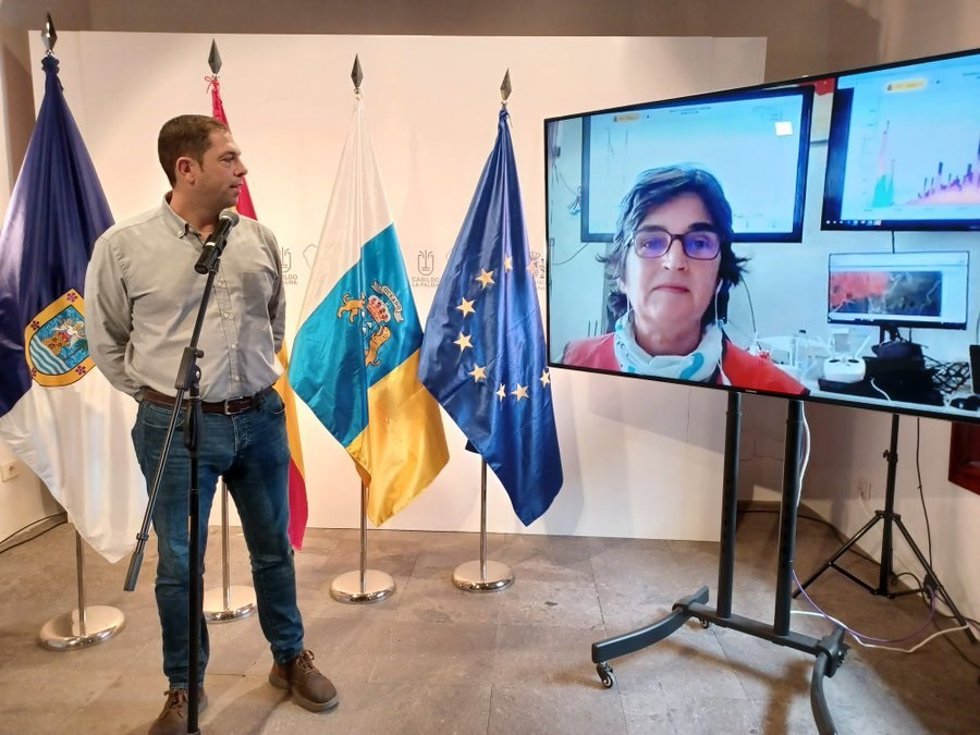 La directora del Instituto Geográfico Nacional (IGN) y portavoz del comité científico del Pevolca, Carmen López, y el director técnico del Pevolca, Rubén Fernández