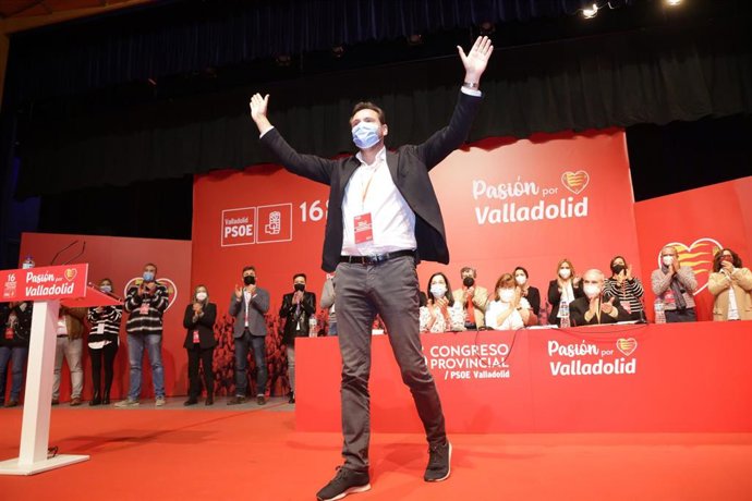 Puente recibe los aplausos de los afiliados antes de intervenir en el congreso del PSOE de Valladolid.