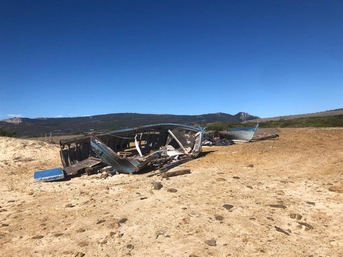 Restos de embarcaciones en el litoral de Tarifa.
