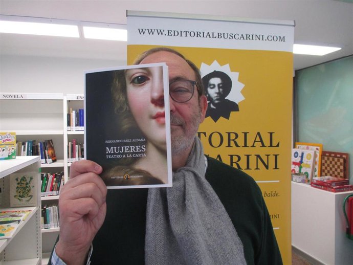Fernando Sáez Aldana publica la obra de teatro 'Mujeres. Teatro a la carta', obra teatral en la que revive y homenajea a 16 damas históricas