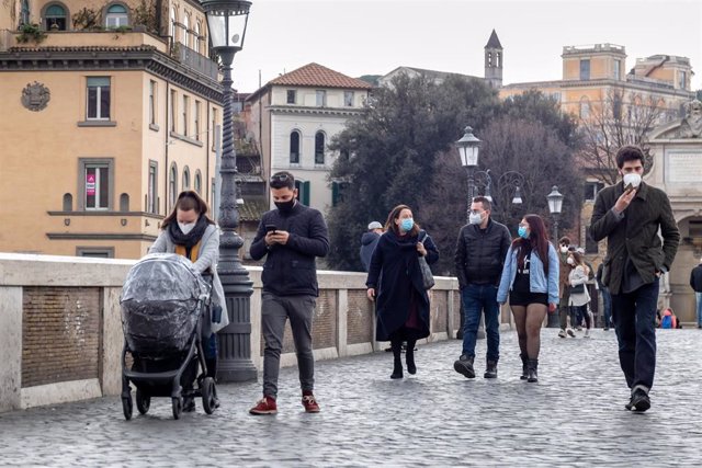 Archivo - Gente con mascarilla durante la pandemia de coronavirus en Roma, Italia