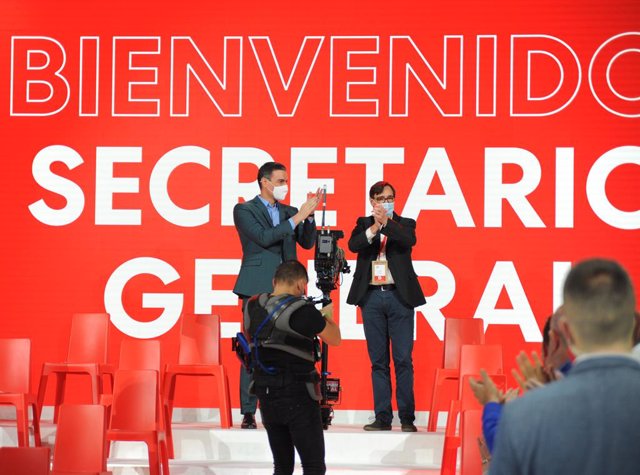 El president del Govern, Pedro Sánchez, i el primer secretari del PSC, Salvador Illa, al Congrés Extraordinari del PSC, a 19 de desembre de 2021, a Barcelona (Catalunya). En aquest esdeveniment es vota la Comissió Executiva, que estarà formada per 54 pe