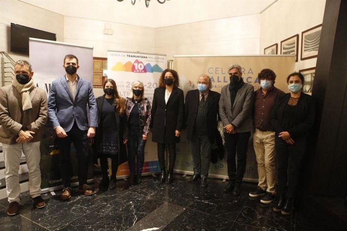 La presidenta del Consell, Catalina Cladera, los consellers insulares Pep Lluís Colom y Maria Antnia Garcías, la vicepresidenta Aurora Ribot, el director del documental, Toni Mateu, el realizador Toni Mir y Sandy Hemingway.