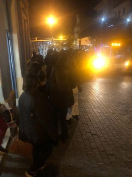Cola de pasajeros esperando para subir al bus que cubre la ruta Inca-Manacor.