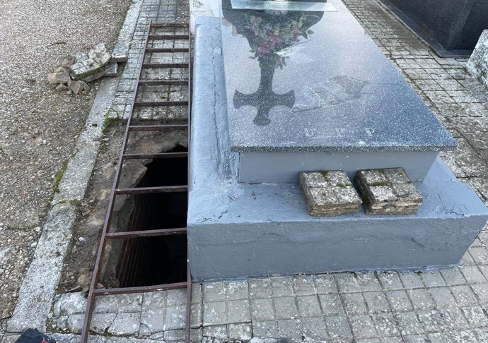 Imagen del agujero por el que se ha precipitado la mujer después de ceder el suelo del panteón.