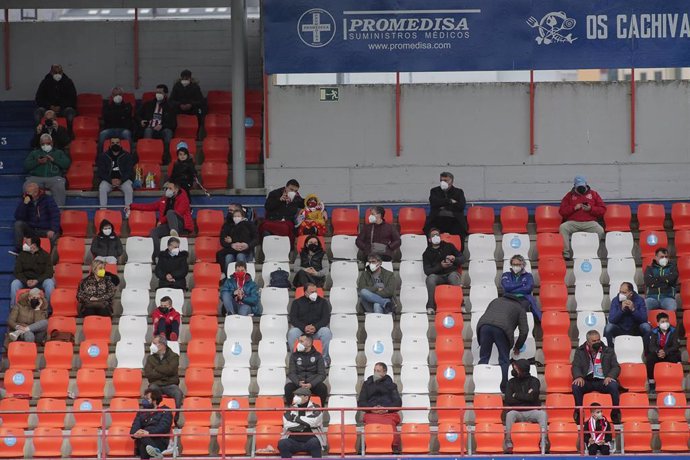 Archivo - Varios aficionados, en las gradas del estadio Ángel Carro, durante un partido de Segunda División entre el Club Deportivo Lugo y el Mirandés, a 15 de mayo de 2021, en Lugo, Galicia (España). Este es uno de los primeros partidos de fútbol celeb