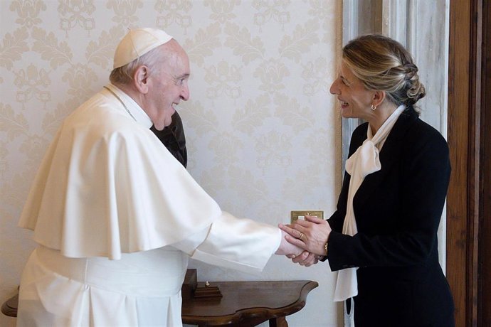 La vicepresidenta segunda del Gobierno y Ministra de Trabajo y Economía Social, Yolanda Díaz (d) y el papa Francisco (i), durante un encuentro en la Biblioteca Apostólica del Vaticano, a 11 de diciembre de 2021, en Roma (Italia). 
