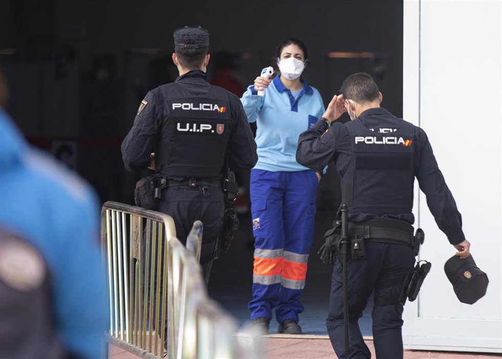 Archivo - Policías nacionales acceden al centro de vacunación habilitado en los Bermejales, donde recibirán la primera dosis de la vacuna Astrazeneca contra la Covid-19. En Sevilla (Andalucía, España), a 03 de marzo de 2021.