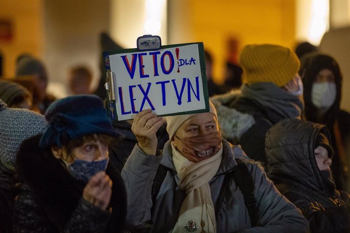 Protesta en Varsovia contra la controvertida ley de medios aprobada por la Cámara Baja polaca