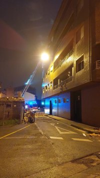 Bomberos trabajan en la zona de la calle del Cristo de Lardero donde ha explotado un ático