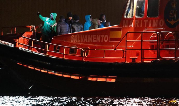 Archivo - Foto de archivo de un grupo de inmigrantes a su llegada al Muelle de Gran Tarajal, Fuerteventura, Canarias, (España).