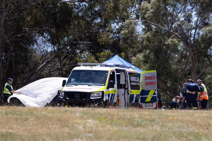Trabajadores de los servicios de emergencias de Australia tras el siniestro causado por una ráfaga de viento que elevó un castillo hinchable en Tasmania