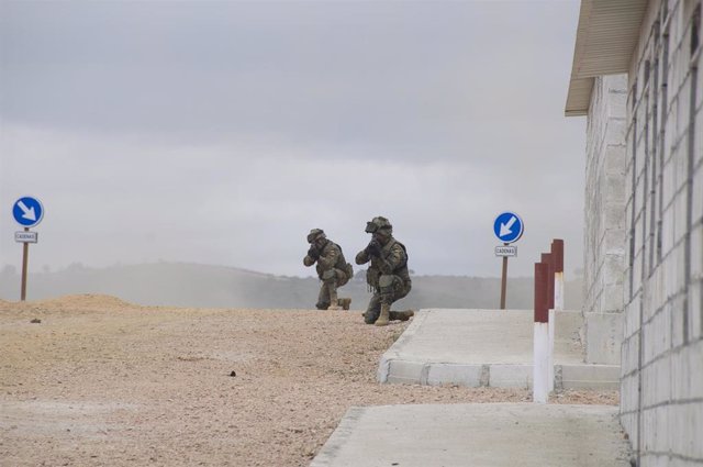 Dos militares de la Brimz X realizan un ejercicio en la base de Cerro Muriano.