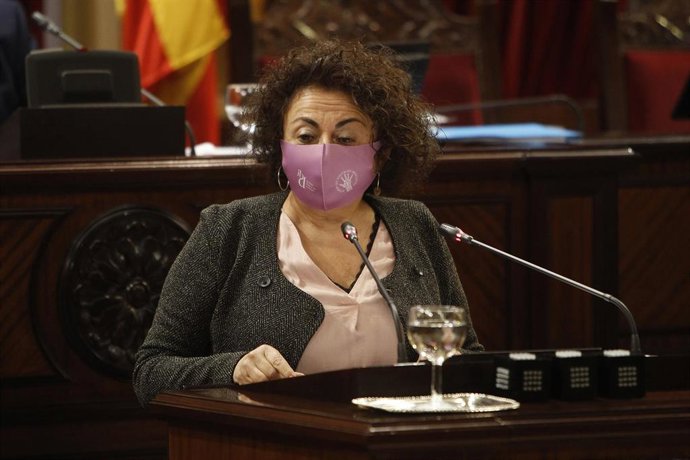 Archivo - La diputada de MÉS per Mallorca Joana Aina Campomar interviene durante una sesión plenaria en el Parlament. 