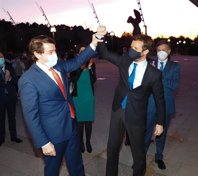 Archivo - Mañueco y Casado a las puertas de las Cortes tras la moción de censura, Archivo