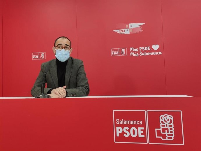El secretario provincial del PSOE de Salamanca, David Serrada, este lunes en rueda de prensa