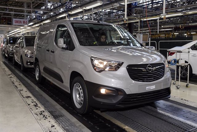 Archivo - Producción del Opel Combo en la planta del Grupo Stellantis en Vigo